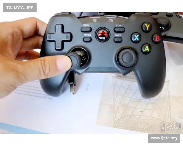 蓝牙手柄助力拳皇手机游戏，畅享真实格斗体验